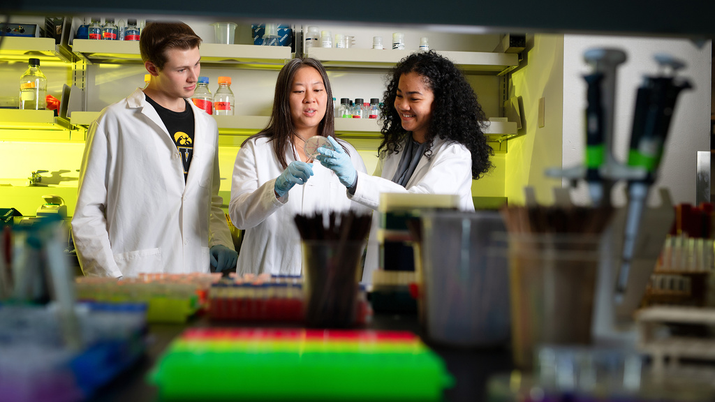 2018_08_07-ccom-microbiology-lab-jatorner-0417.jpg